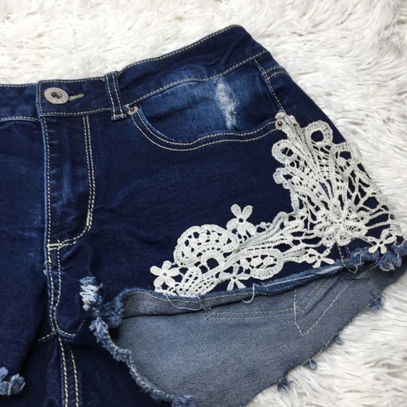 ⬇️Bongo Distressed Crochet Lace Denim Shorts Size 7 - Picture 4 of 14
